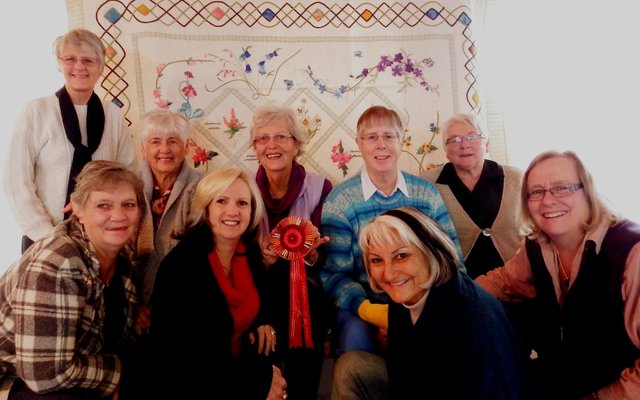 Hierdie vrolike dames het 'n 2de prys losgeslaan met die maak van die kwilt, met voor vlnr Suzette Reyneke, Rentia van Jaarsveld, Grietjie Meyer en Nettie le Roux. Agter vlnr is Adrie Wessels, Hettie Lass, Olga Swanepoel, Rika Hoffman en Mansie Pienaar. 